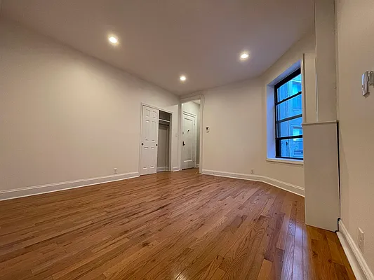 Rented by Hillel Realty Group | media 35