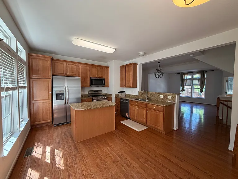 829 Rainier Rd — Photo 10