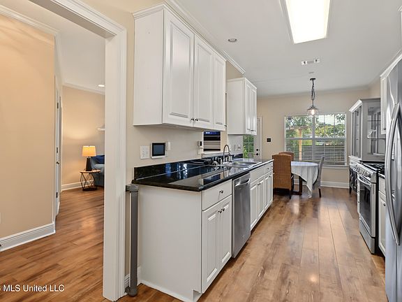 4th image of 1612 Kelly Ave
