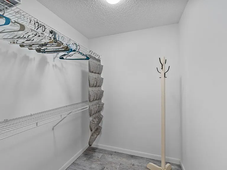 7916 Coral Pointe Dr — Photo 22