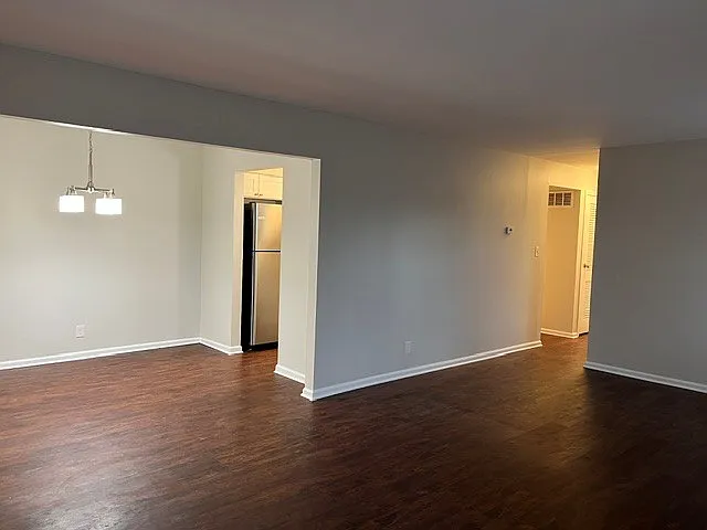 20 Charleston Sq — Photo 2