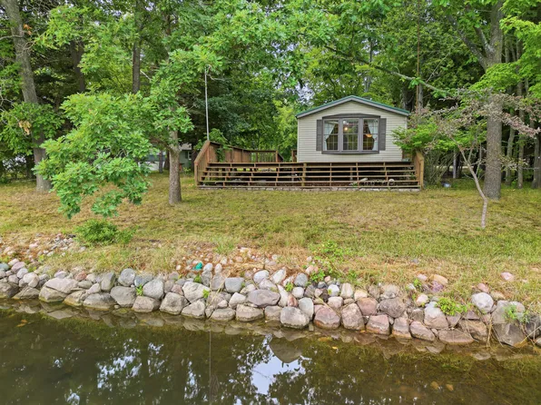 1046 Vallado Dr, Lake Isabella, MI 48893