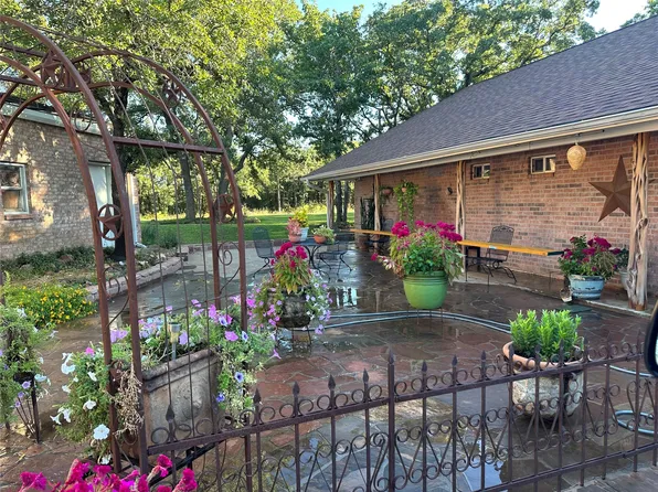 1149 Country Club Rd, Bowie, TX 76230