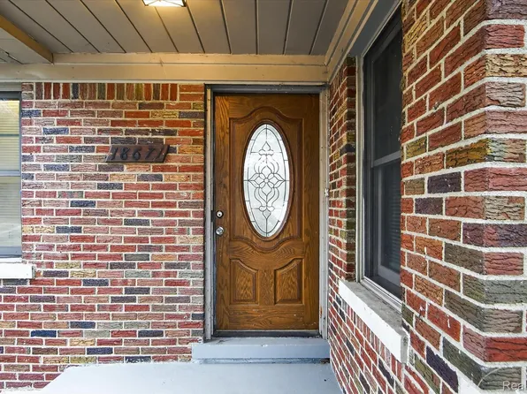18671 Huntington Ave, Harper Woods, MI 48225