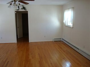 66 Old Farms W, Middletown, CT 06457