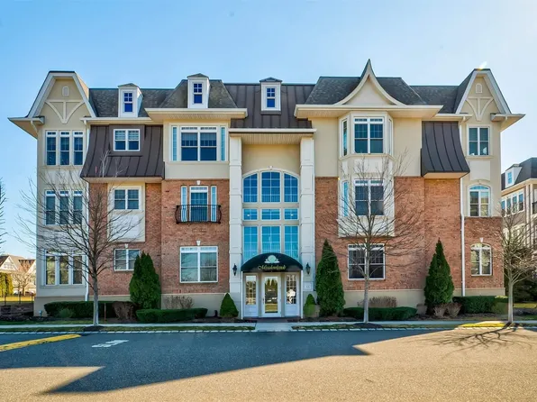 378 Roosevelt Way #1, Westbury, NY 11590