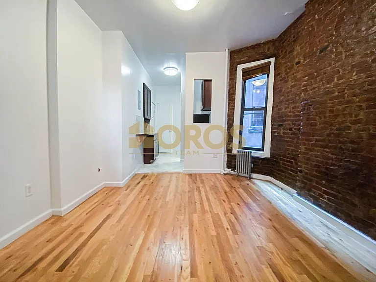 213 E 10th St #16 — Photo 5