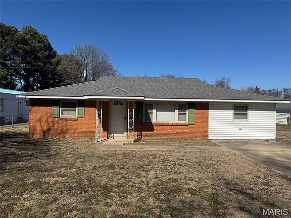 2nd image of 2220 Winfred St
