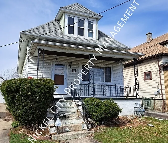 98 Freund St #UPPER — Photo 2