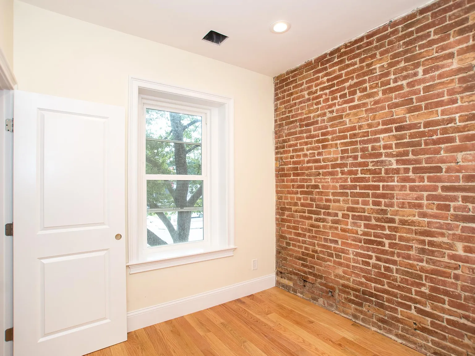 3 bed, 1100 sqft, $4,200 — Photo 3