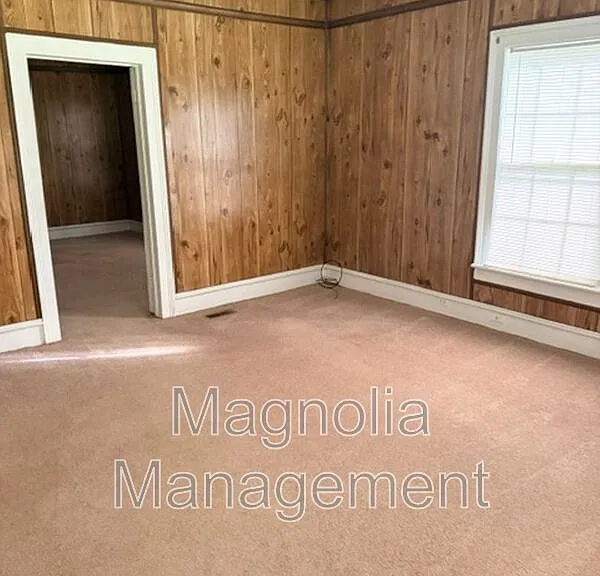 1316 S Chestnut St — Photo 2
