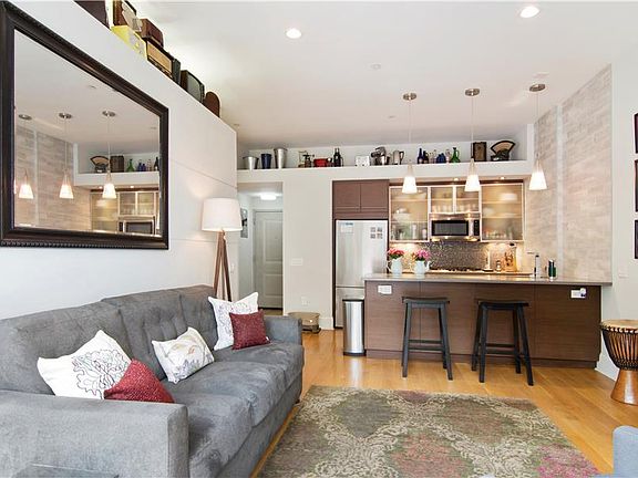 2nd image of 326 Melrose St APT 1B