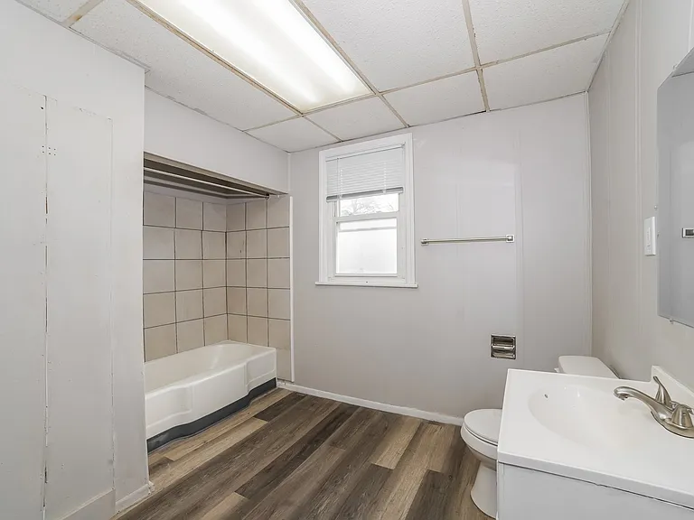 1346873_024_main_bathroom_13624588.jpg