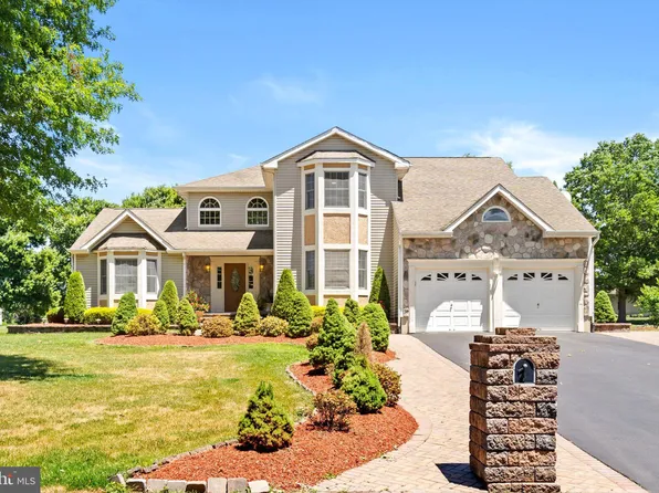 7 Quail Dr, Edgewater Park, NJ 08010