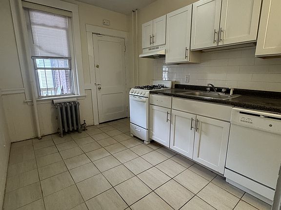 3rd image of 15 Barrows St APT 3