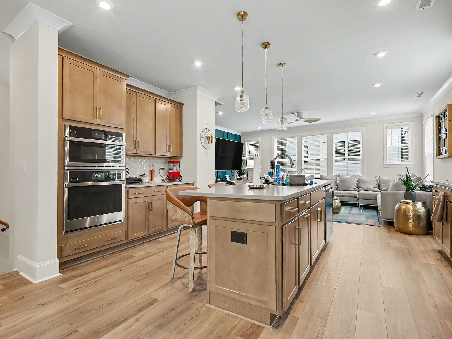 4 bed, 3.5 bath, 2004 sqft, $4,200 — Photo 4