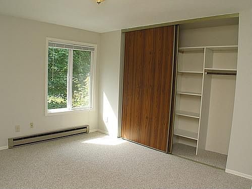 Large master with closet on one entrie wall w/built in closet organizer