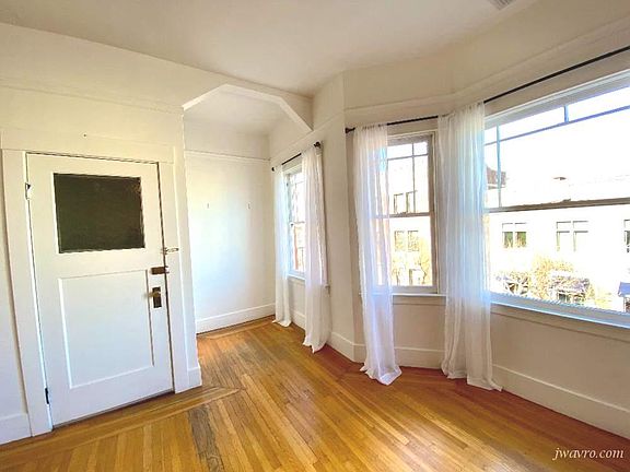 4th image of 903 N Point St #1/2