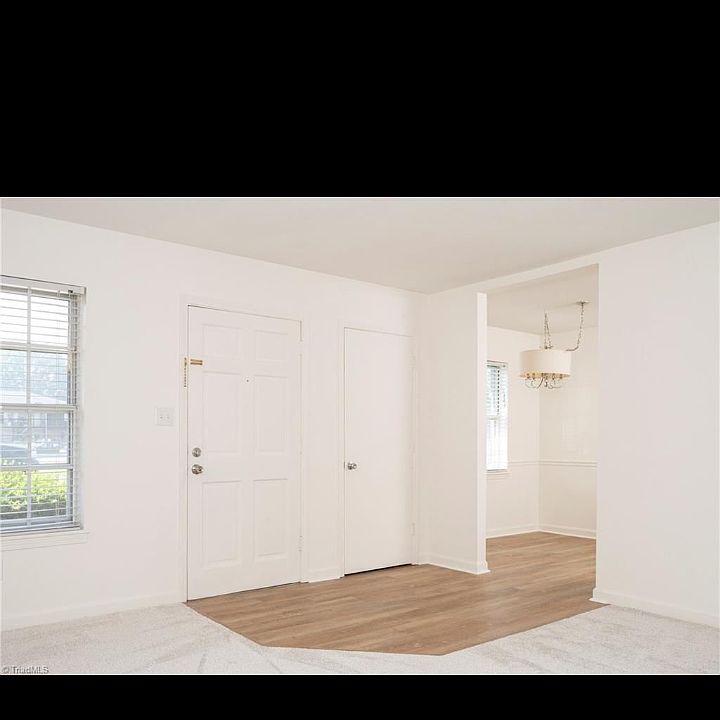 8' X 9 'DINING AREA OFF OF THE LIVINGROOM