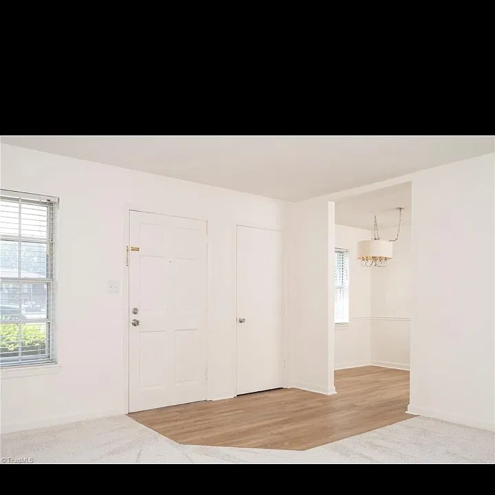 8' X 9 'DINING AREA OFF OF THE LIVINGROOM