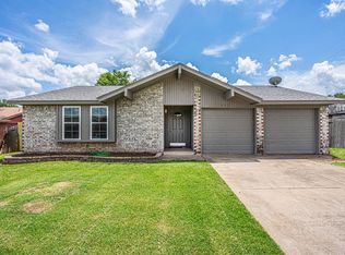 806 NE 9th St, Moore, OK 73160