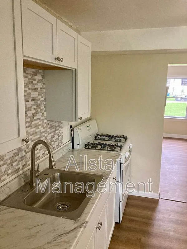 3 bed, 1.0 bath, 900 sqft, $1,250 — Photo 2