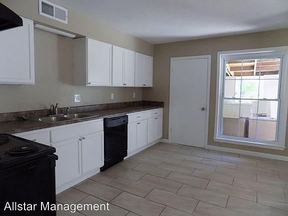 4th image of 2540 Hillcrest Cir