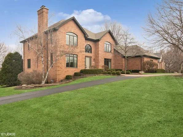 18 Mulberry Dr, Hawthorn Woods, IL 60047