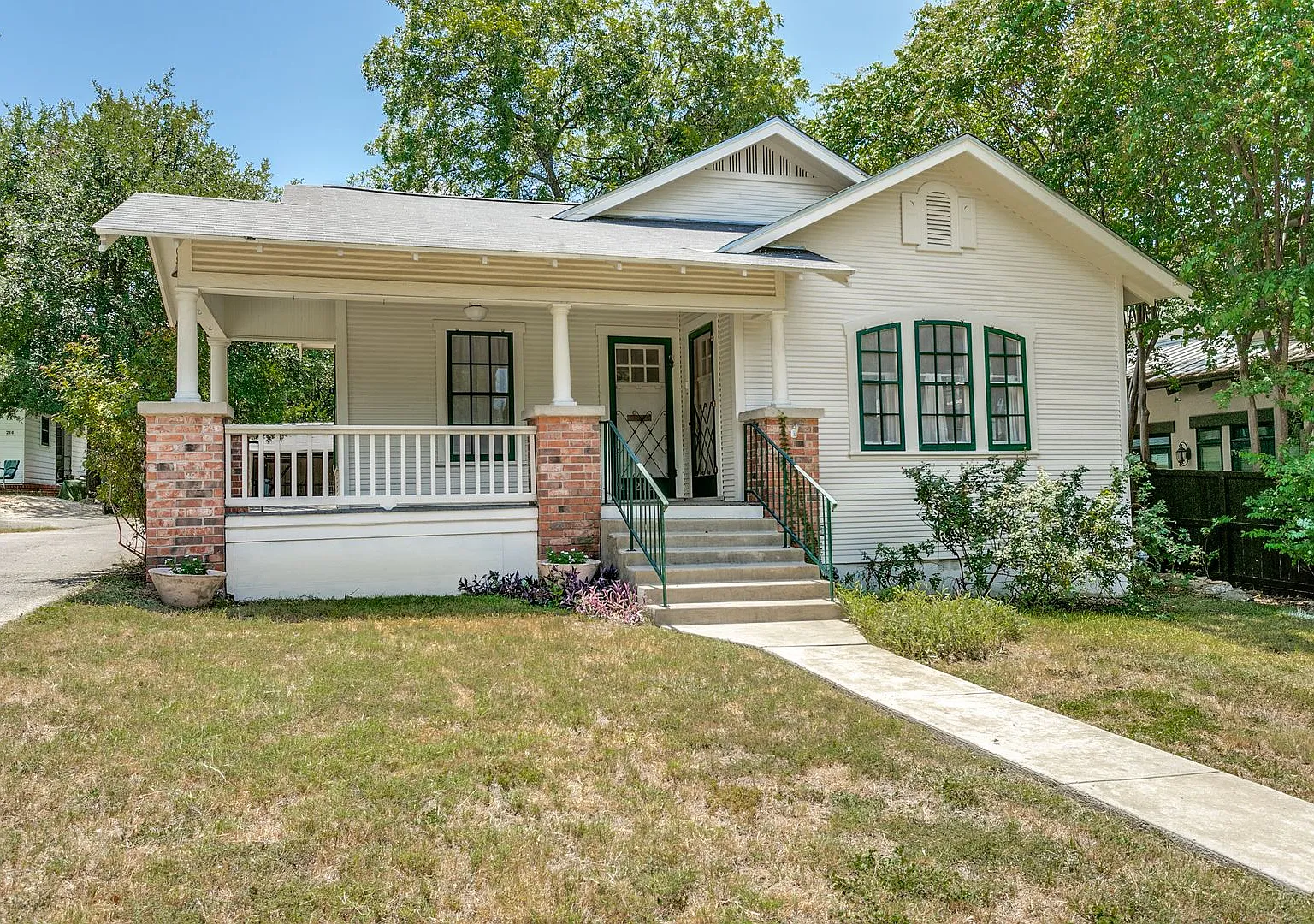 4-Bedroom In Alamo Heights — Photo 2