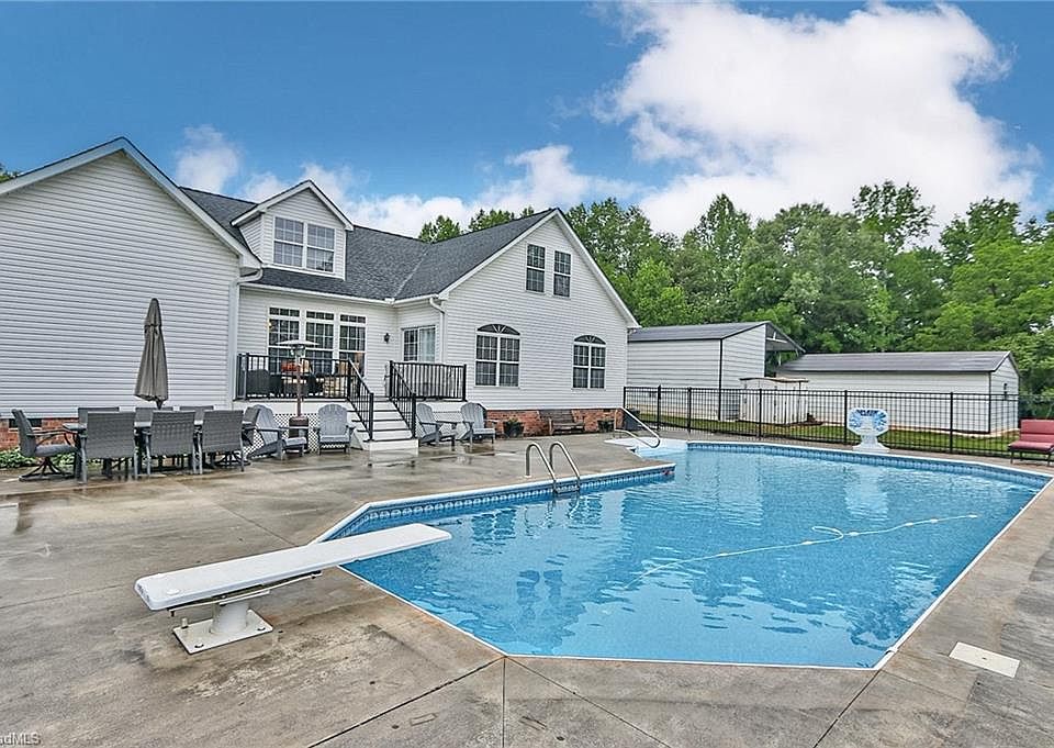 1st image of 3127 Yorkshire Ln