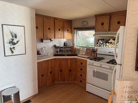 3rd image of 2220 Spruce CRESCENT