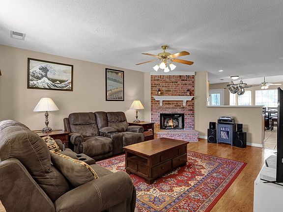 4th image of 100 Cotton Bend Dr