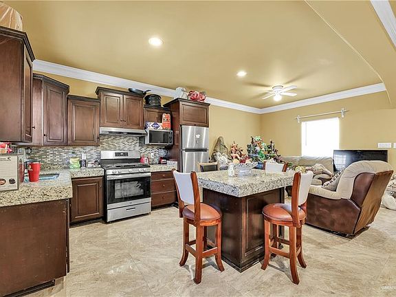 4th image of 414 Dempster St