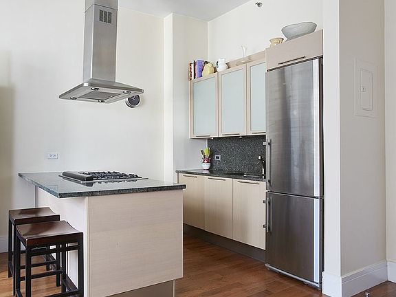 3rd image of 120 Greenwich St APT 12D