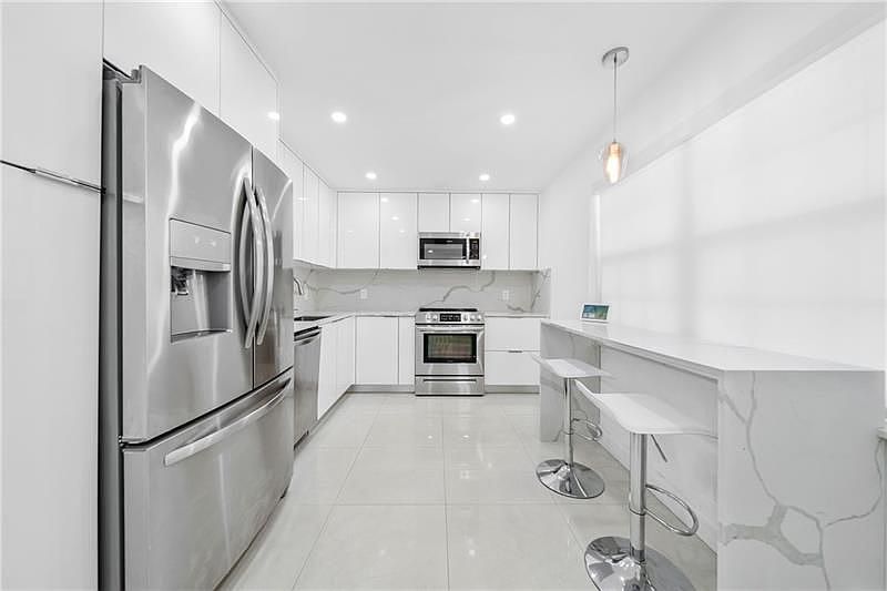 1st image of 901 Cypress Grove Dr