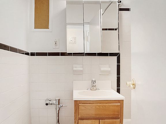 5th image of 349 E 78th St APT 5D