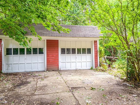 3rd image of 2677 E 126th St