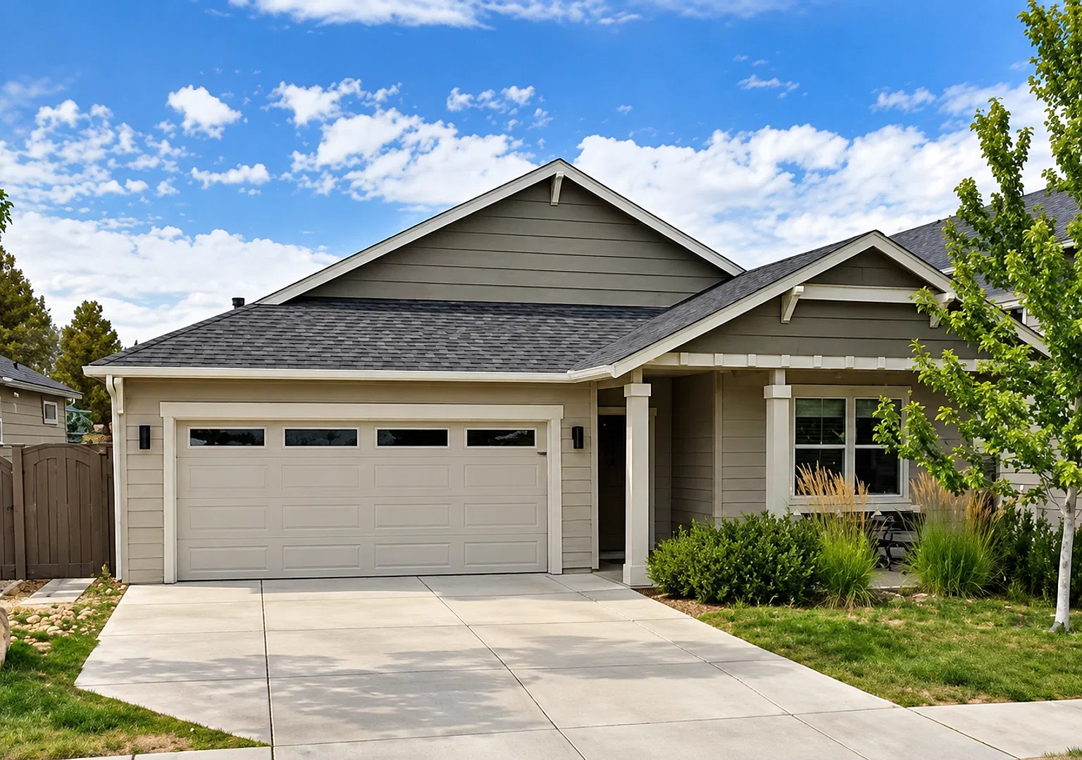 Gorgeous single-level 3x2 with fully fenced yard, AC, and soaking tub. — Photo 1