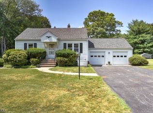 6 Birchwood Ln, Parsippany, NJ 07054