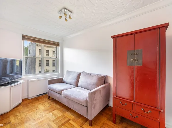 150 East 61st Street image 5 of 14