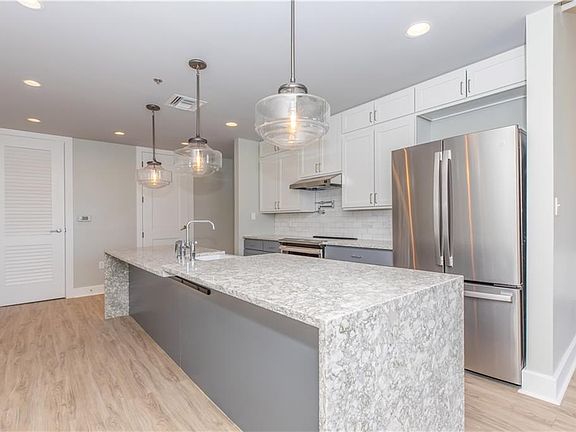 5th image of 1001 Carondelet St #301