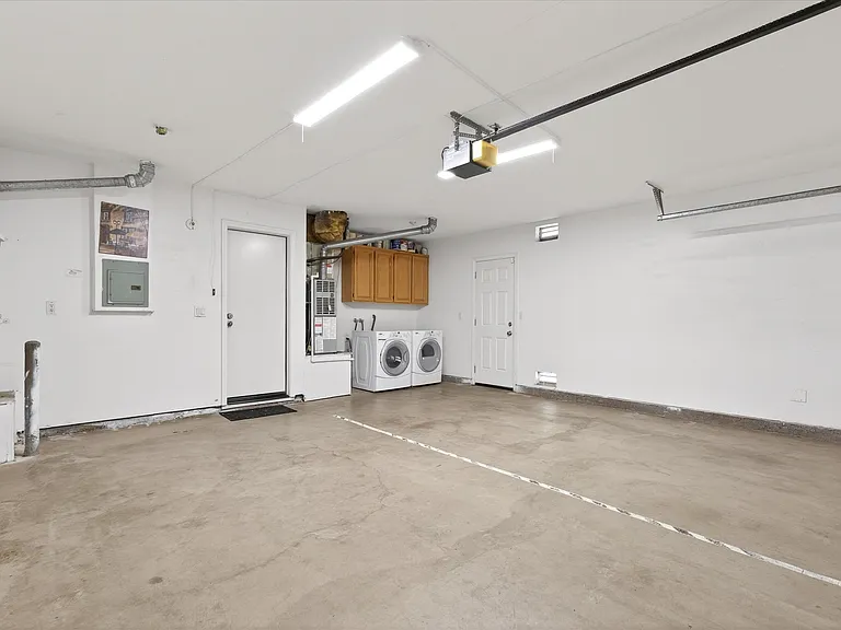 2056 Olivia Ct — Photo 36