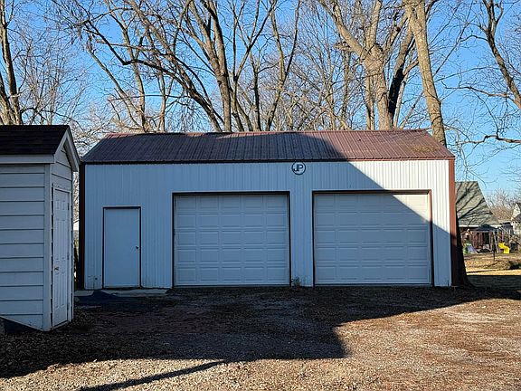 4th image of 327 E Yerby St