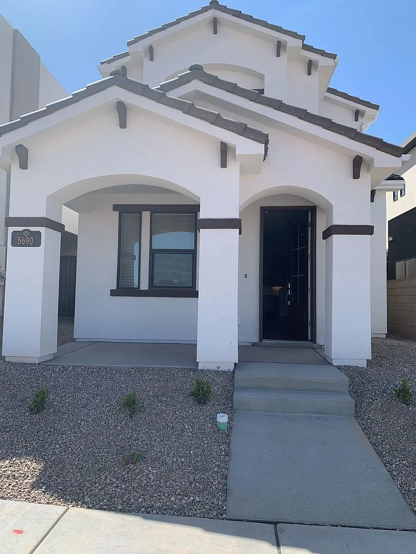 Beautiful Newer 3 Bedroom 2.5 Bathroom home in Desert Color! — Photo 1
