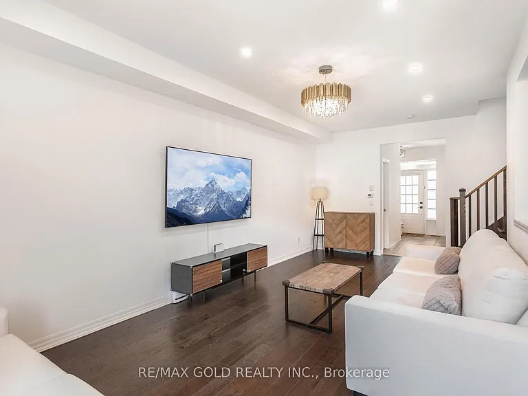 112 Hanson Cres — Photo 10
