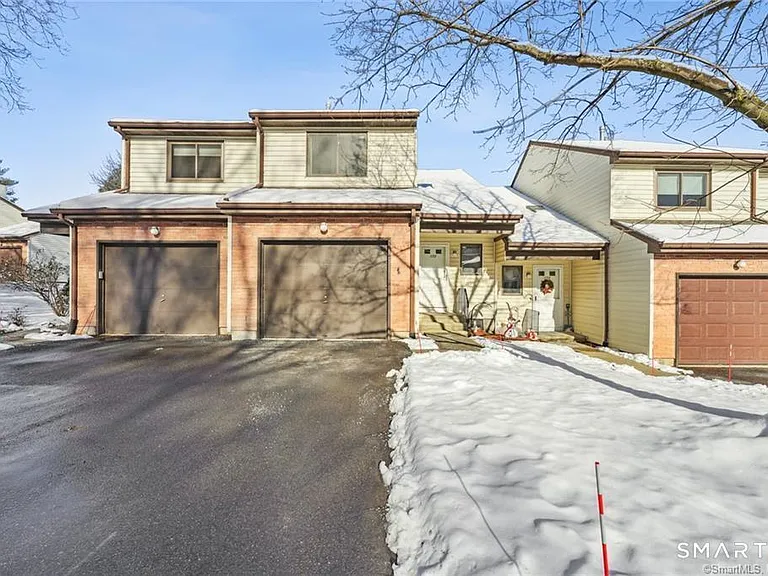 17 Oak Forest Dr #2 — Photo 1