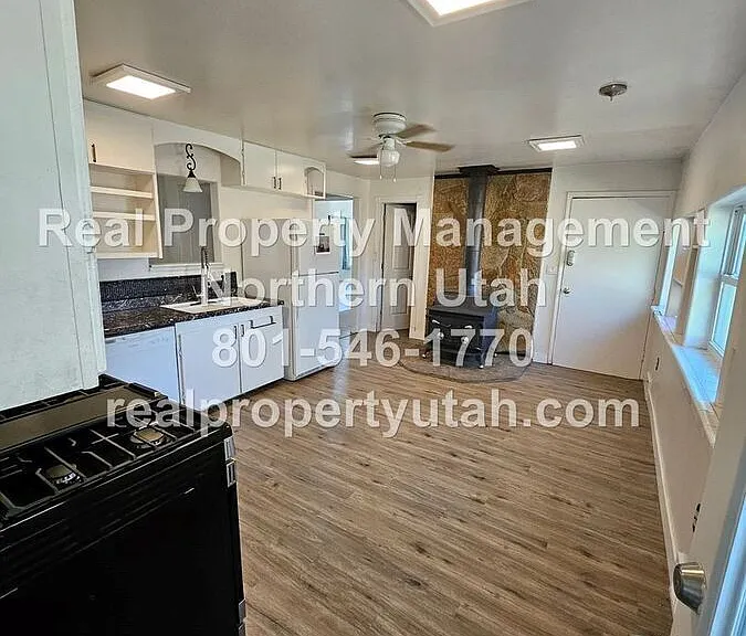 662 E 4th St #COPY — Photo 10