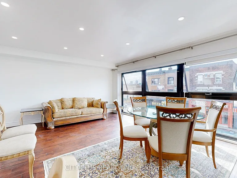 704 Bloor St W — Photo 5