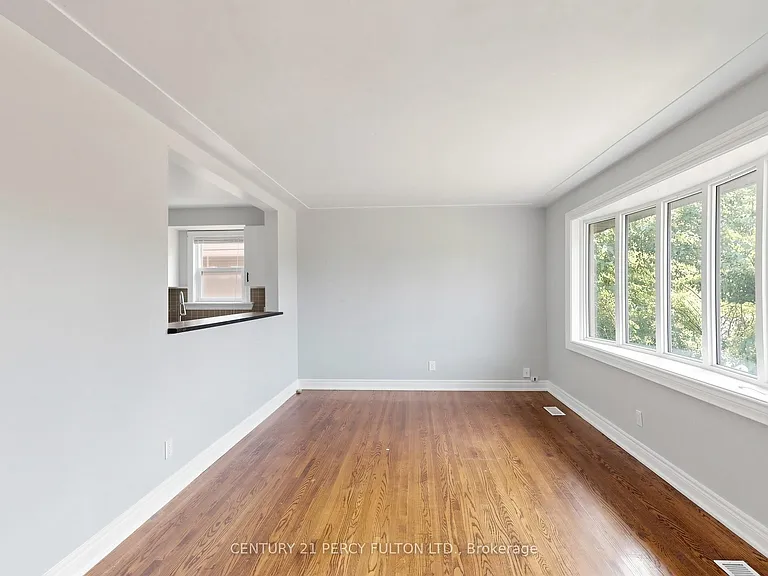 25 Kenwood Cres — Photo 3