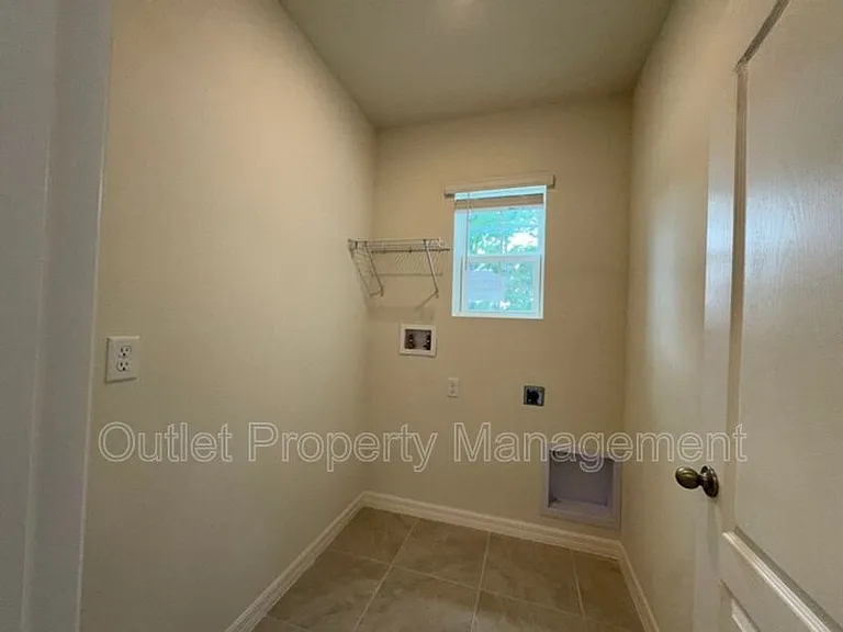 391 Pelham Park Dr — Photo 14